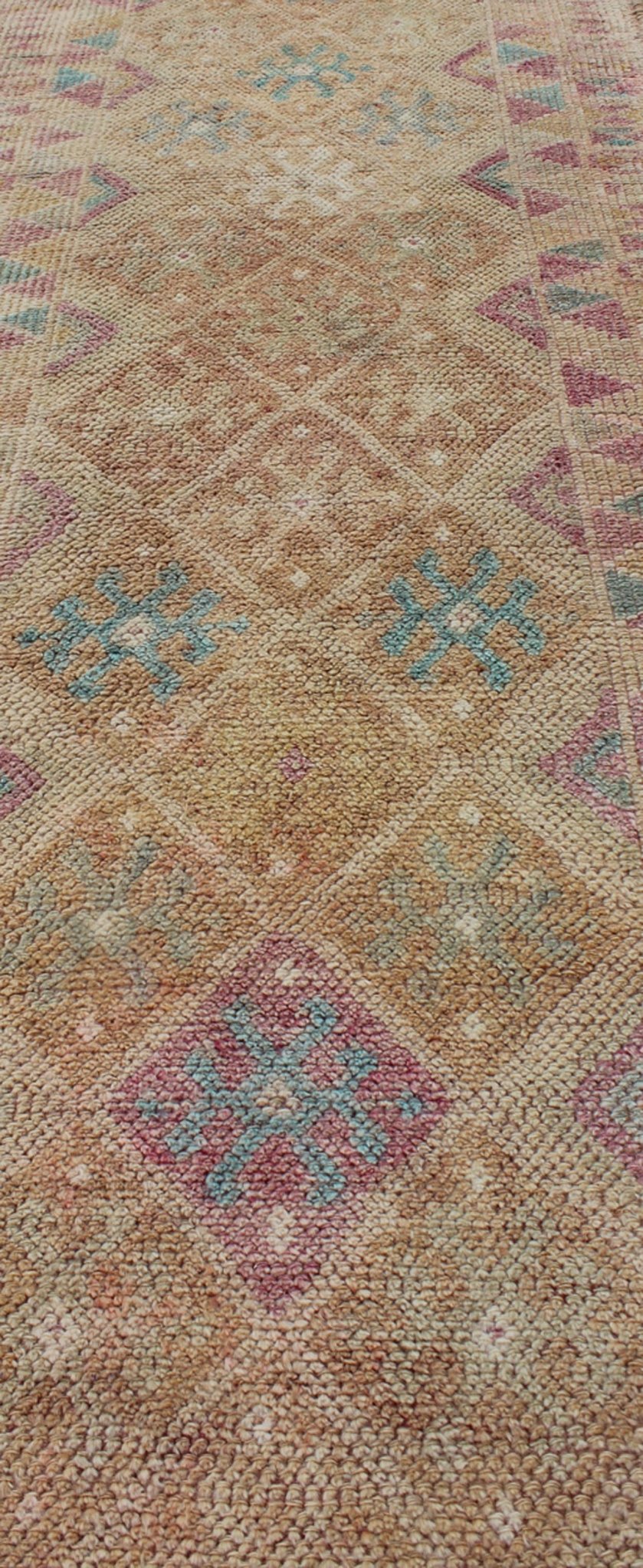 Long geometric design Turkish Oushak runner in nude, teal, light purple and gold, rug en - 165355, country of origin / type: Turkey / Oushak, circa 1940 This beautiful vintage Oushak runner from 1940s Turkey features a classic Oushak design, which... - Keivan Woven ArtsEN - 165355 - 9448Rug