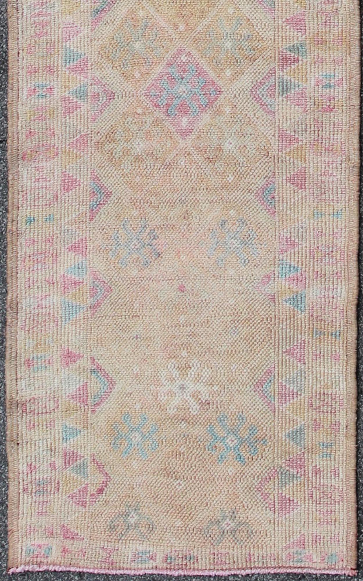 Long geometric design Turkish Oushak runner in nude, teal, light purple and gold, rug en - 165355, country of origin / type: Turkey / Oushak, circa 1940 This beautiful vintage Oushak runner from 1940s Turkey features a classic Oushak design, which... - Keivan Woven ArtsEN - 165355 - 9448Rug