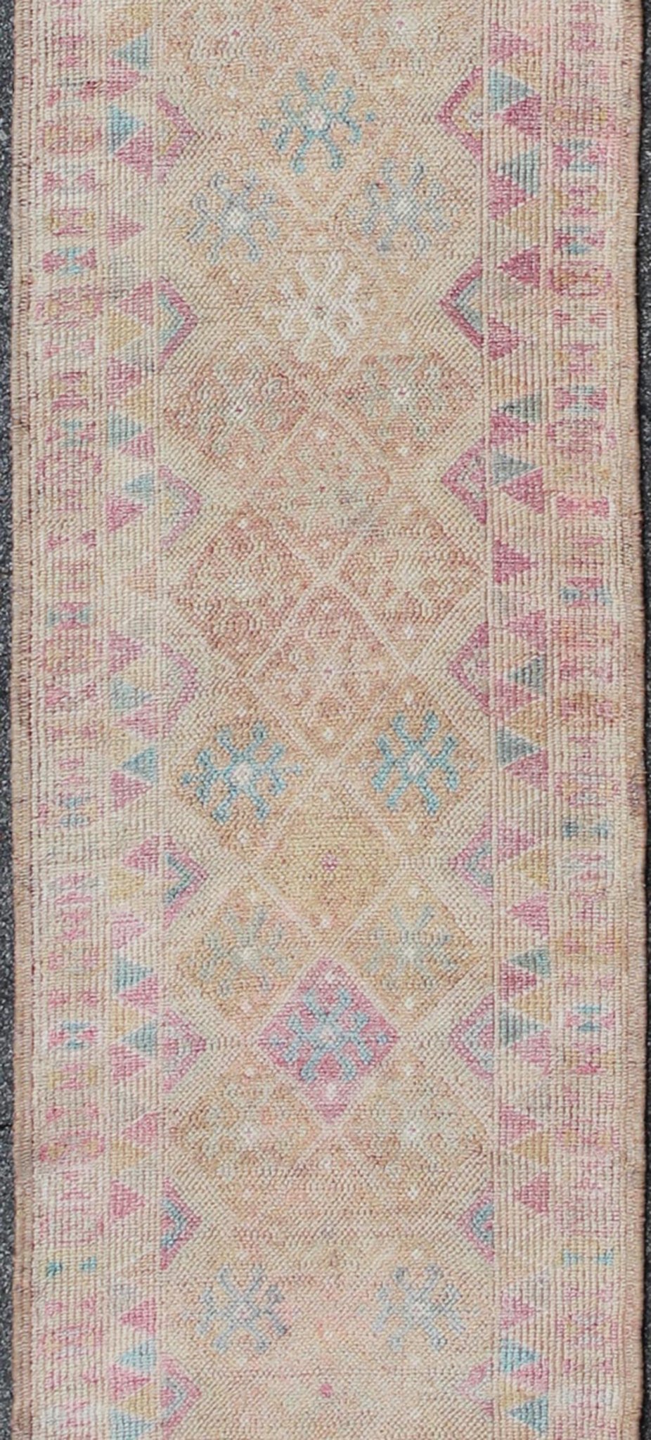 Long geometric design Turkish Oushak runner in nude, teal, light purple and gold, rug en - 165355, country of origin / type: Turkey / Oushak, circa 1940 This beautiful vintage Oushak runner from 1940s Turkey features a classic Oushak design, which... - Keivan Woven ArtsEN - 165355 - 9448Rug
