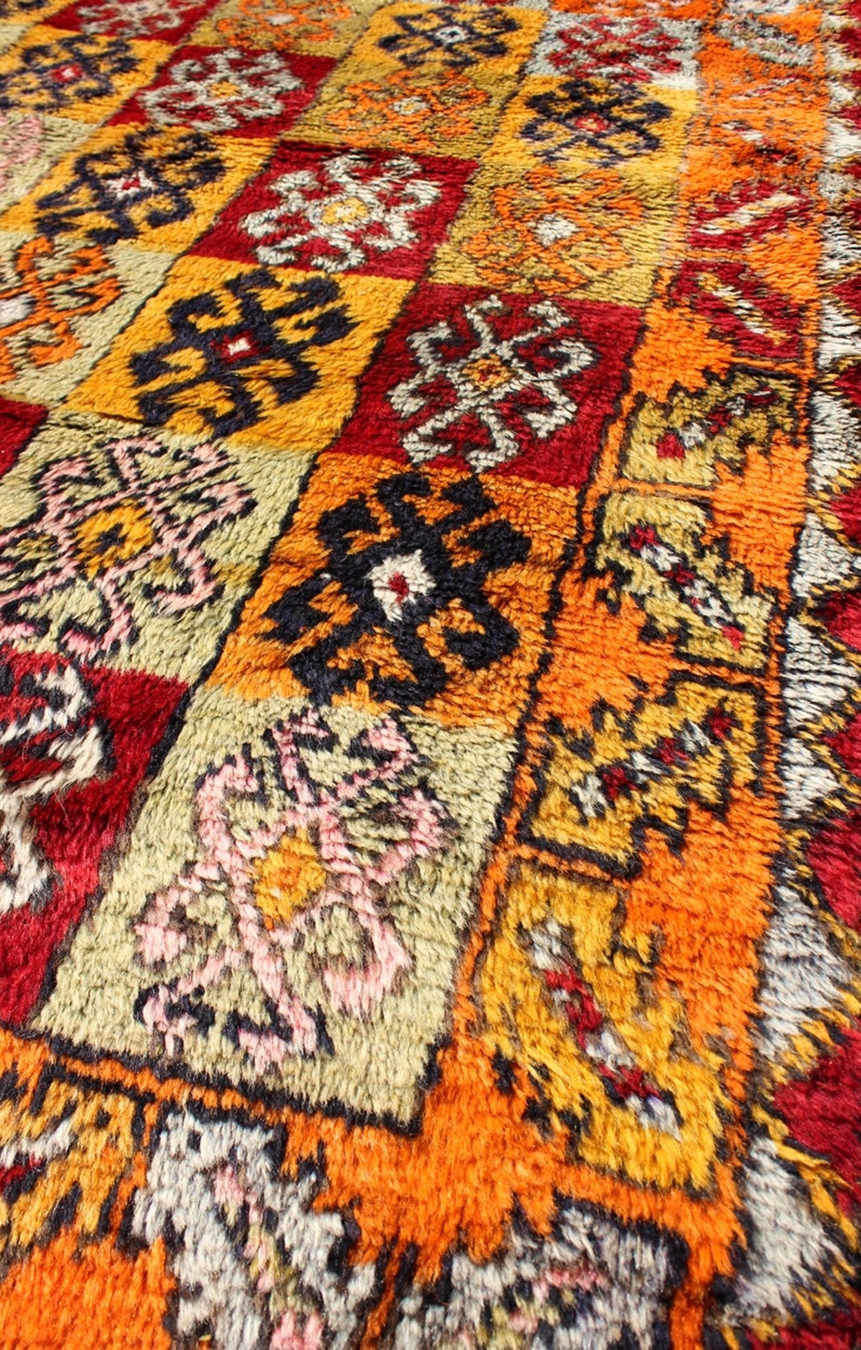 Tribal checkerboard design vintage Turkish Tulu rug with bright multi - colors, rug en - 165404, Keivan Woven Arts country of origin / type: Turkey / Tulu, circa 1950. This vintage Turkish Tulu - Oushak rug from the mid - 20th century features a checker... - Keivan Woven ArtsEN - 165404 - 9036Rug