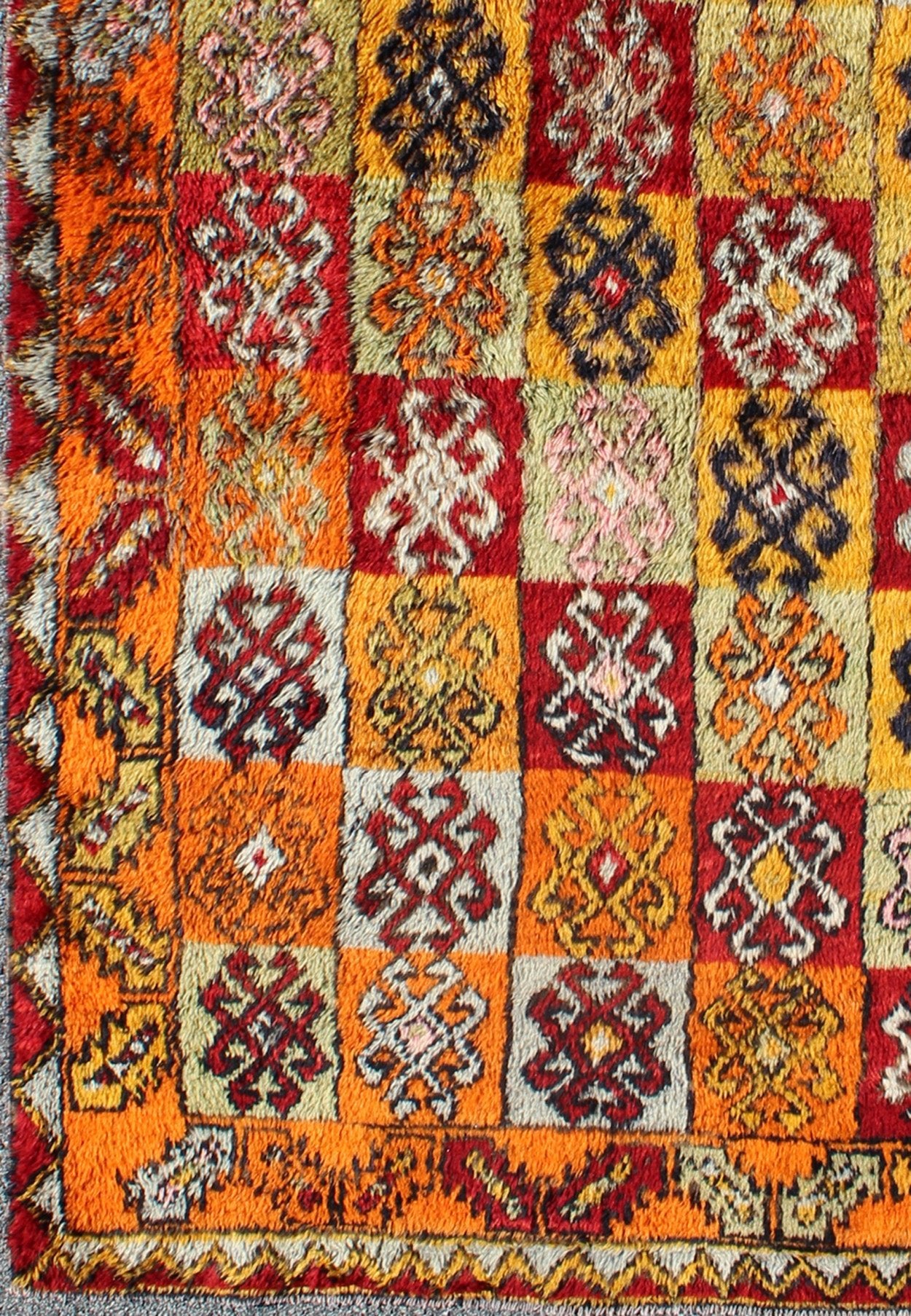 Tribal checkerboard design vintage Turkish Tulu rug with bright multi - colors, rug en - 165404, Keivan Woven Arts country of origin / type: Turkey / Tulu, circa 1950. This vintage Turkish Tulu - Oushak rug from the mid - 20th century features a checker... - Keivan Woven ArtsEN - 165404 - 9036Rug