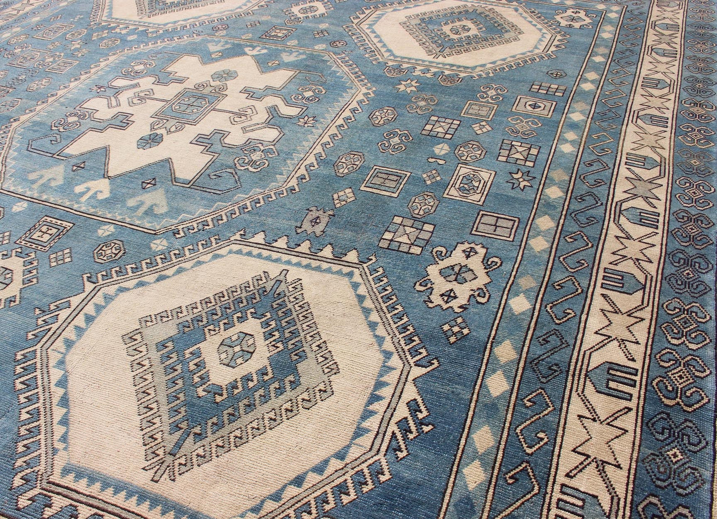 Oushak vintage rug from Turkey with Geometric hooked medallion in blue and cream tones. Keivan Woven Arts / rug EN - 165873, country of origin / type: Turkey / Oushak, circa 1930. Measures: 13' x 15'. This striking vintage Turkish Oushak rug bears ... - Keivan Woven ArtsEN - 165873 - 10616Rug