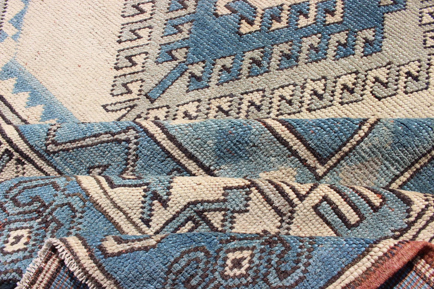 Oushak vintage rug from Turkey with Geometric hooked medallion in blue and cream tones. Keivan Woven Arts / rug EN - 165873, country of origin / type: Turkey / Oushak, circa 1930. Measures: 13' x 15'. This striking vintage Turkish Oushak rug bears ... - Keivan Woven ArtsEN - 165873 - 10616Rug