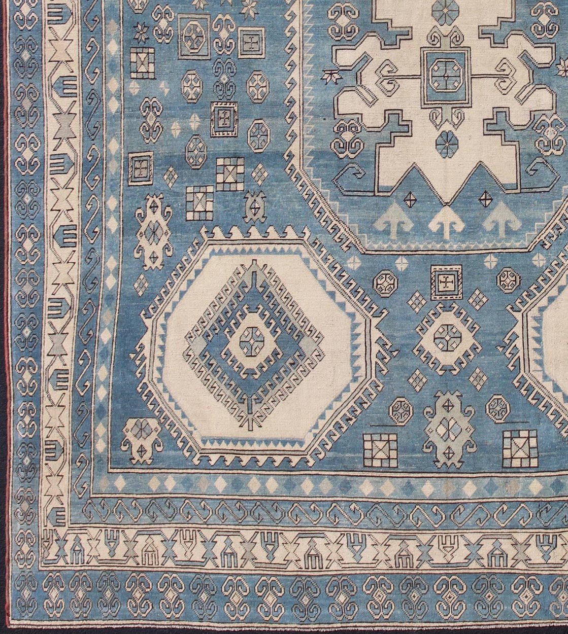 Oushak vintage rug from Turkey with Geometric hooked medallion in blue and cream tones. Keivan Woven Arts / rug EN - 165873, country of origin / type: Turkey / Oushak, circa 1930. Measures: 13' x 15'. This striking vintage Turkish Oushak rug bears ... - Keivan Woven ArtsEN - 165873 - 10616Rug