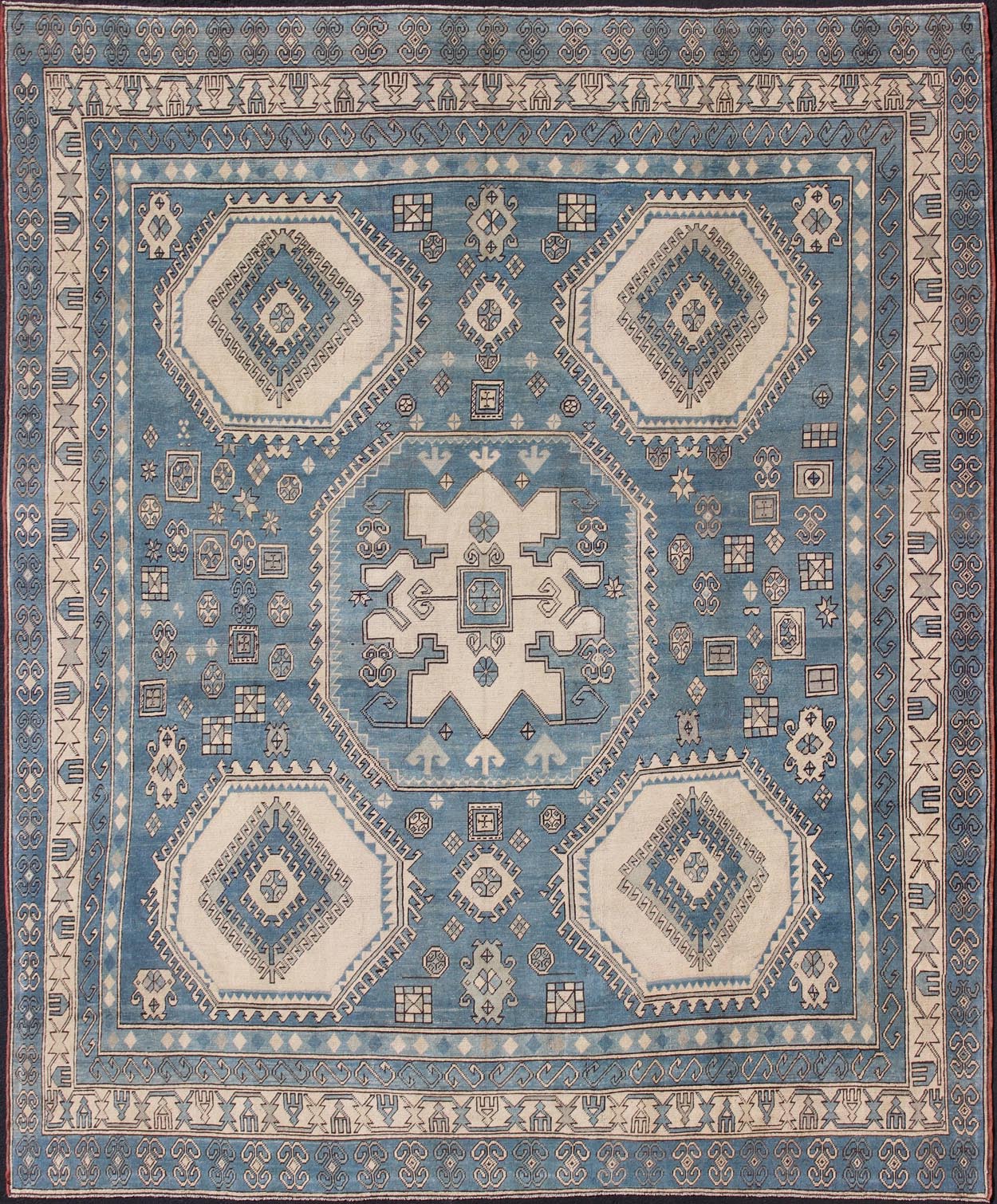 Oushak vintage rug from Turkey with Geometric hooked medallion in blue and cream tones. Keivan Woven Arts / rug EN - 165873, country of origin / type: Turkey / Oushak, circa 1930. Measures: 13' x 15'. This striking vintage Turkish Oushak rug bears ... - Keivan Woven ArtsEN - 165873 - 10616Rug
