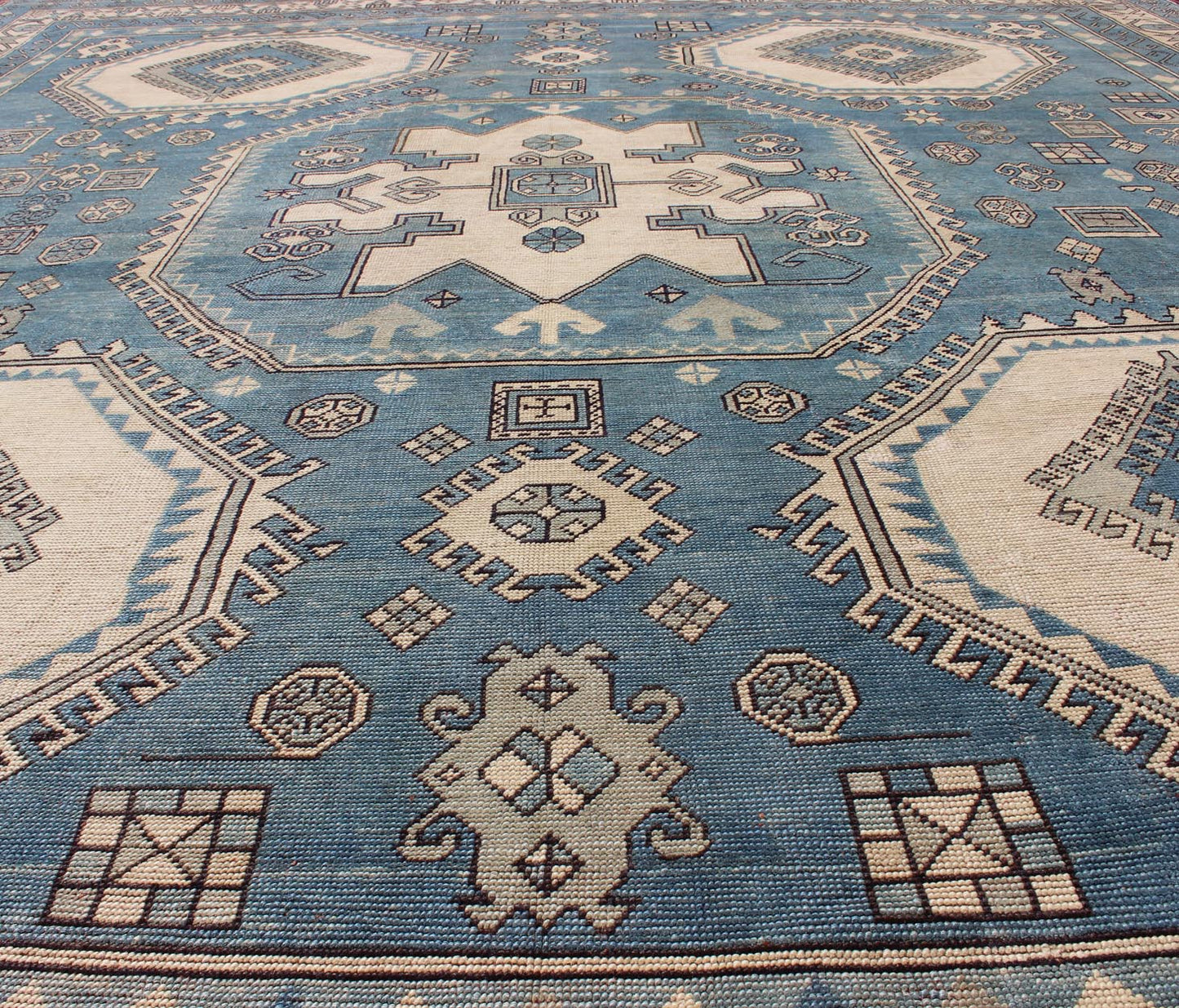 Oushak vintage rug from Turkey with Geometric hooked medallion in blue and cream tones. Keivan Woven Arts / rug EN - 165873, country of origin / type: Turkey / Oushak, circa 1930. Measures: 13' x 15'. This striking vintage Turkish Oushak rug bears ... - Keivan Woven ArtsEN - 165873 - 10616Rug