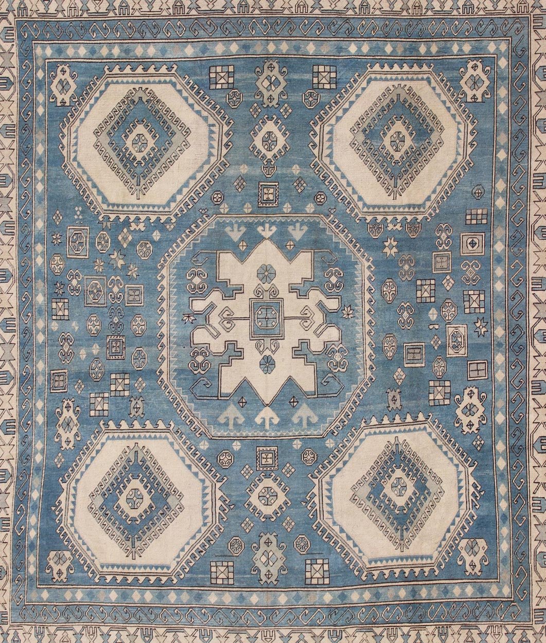 Oushak vintage rug from Turkey with Geometric hooked medallion in blue and cream tones. Keivan Woven Arts / rug EN - 165873, country of origin / type: Turkey / Oushak, circa 1930. Measures: 13' x 15'. This striking vintage Turkish Oushak rug bears ... - Keivan Woven ArtsEN - 165873 - 10616Rug