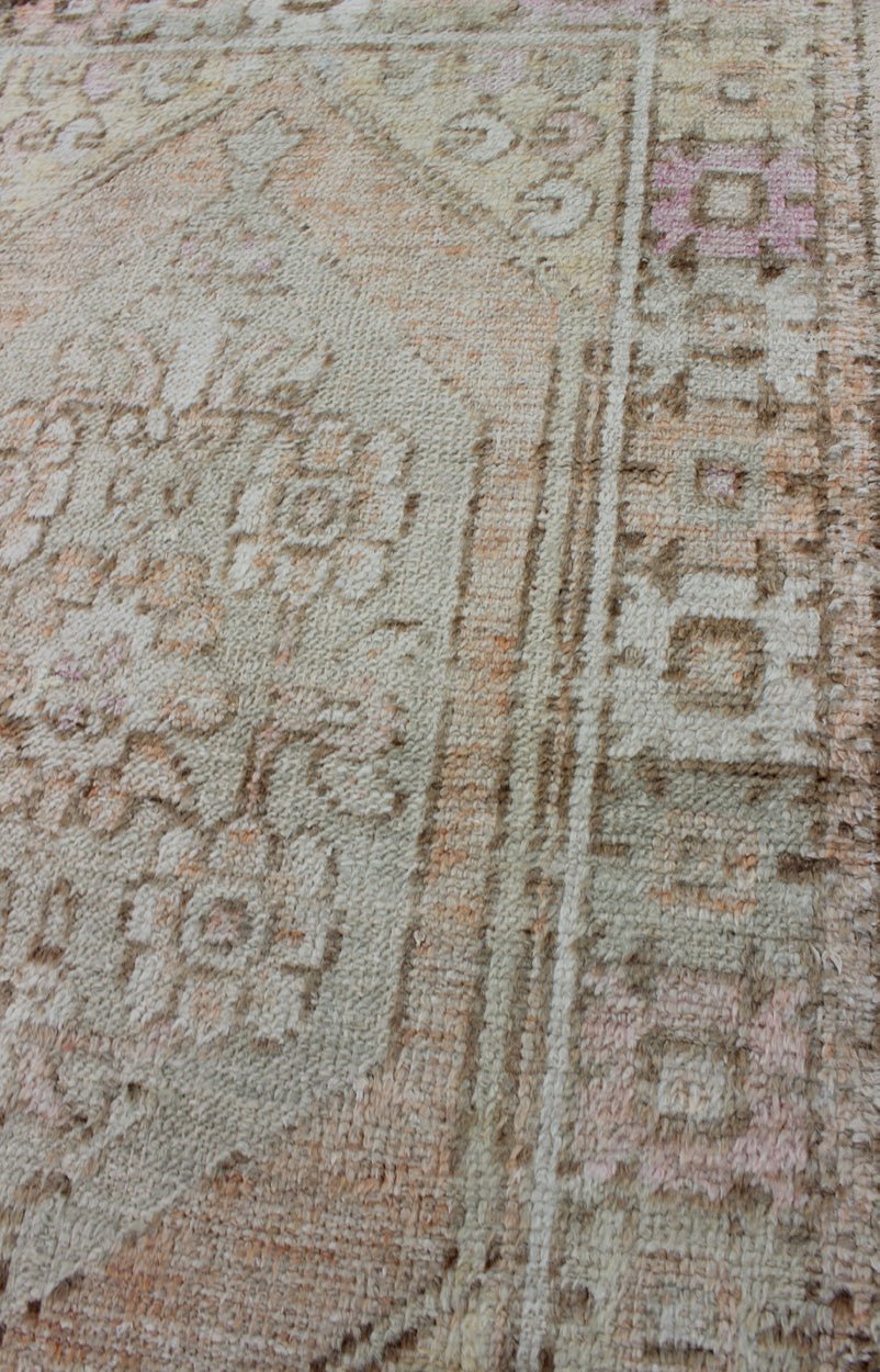 Muted Colored Turkish Keivan Woven Arts Oushak Rug Is Subdued Medallion Design vintage Turkish Oushak rug with an understated medallion with flowers and geometric motifs, Keivan Woven Arts / rug EN - 176024, country of origin / type: Turkey / Oush... - Keivan Woven ArtsEN - 176024 - 10229Rug