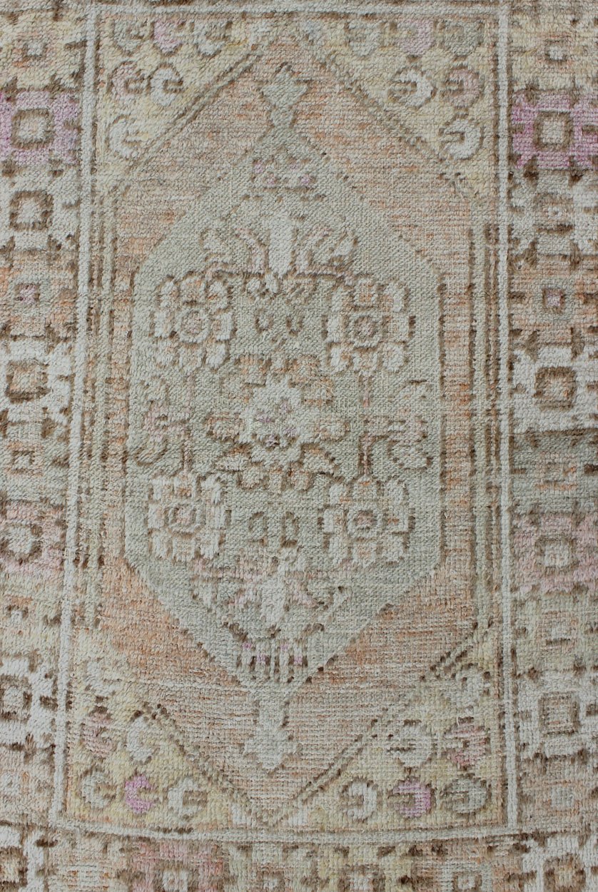 Muted Colored Turkish Keivan Woven Arts Oushak Rug Is Subdued Medallion Design vintage Turkish Oushak rug with an understated medallion with flowers and geometric motifs, Keivan Woven Arts / rug EN - 176024, country of origin / type: Turkey / Oush... - Keivan Woven ArtsEN - 176024 - 10229Rug