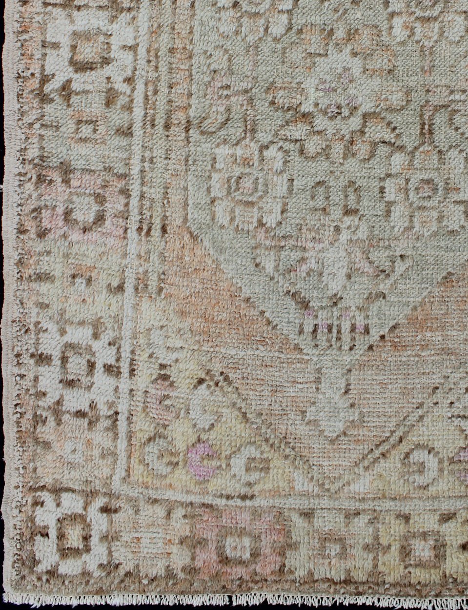 Muted Colored Turkish Keivan Woven Arts Oushak Rug Is Subdued Medallion Design vintage Turkish Oushak rug with an understated medallion with flowers and geometric motifs, Keivan Woven Arts / rug EN - 176024, country of origin / type: Turkey / Oush... - Keivan Woven ArtsEN - 176024 - 10229Rug