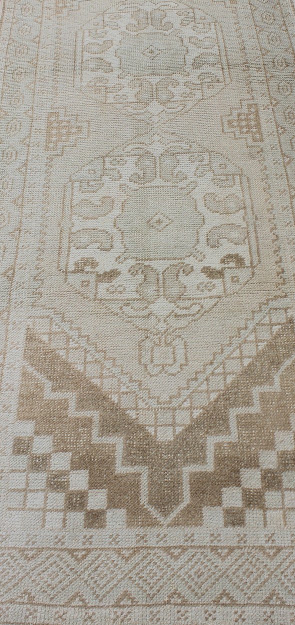 Subdued Vintage Turkish Oushak Runner with Medallions Lightly toned vintage Turkish Runner with Oushak design, Keivan Woven Arts / rug EN - 176032, country of origin / type: Turkey / Oushak, circa 1940. This vintage Turkish Oushak runner fe... - Keivan Woven ArtsEN - 176032 - 10233Rug
