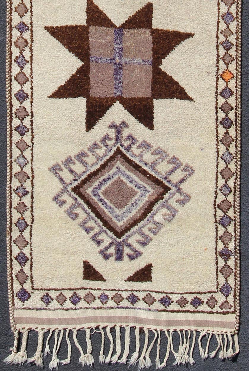 Brown and cream tribal design Turkish Tulu runner vintage, rug en - 176267, country of origin / type: Turkey / Tulu, circa 1960 This unique Turkish Tulu runner features a vertical arrangement of graphic, brown, geometric tribal designs set atop a ... - Keivan Woven ArtsEN - 176267 - 10824Rug