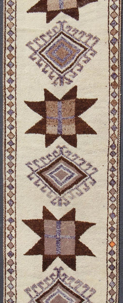 Brown and cream tribal design Turkish Tulu runner vintage, rug en - 176267, country of origin / type: Turkey / Tulu, circa 1960 This unique Turkish Tulu runner features a vertical arrangement of graphic, brown, geometric tribal designs set atop a ... - Keivan Woven ArtsEN - 176267 - 10824Rug