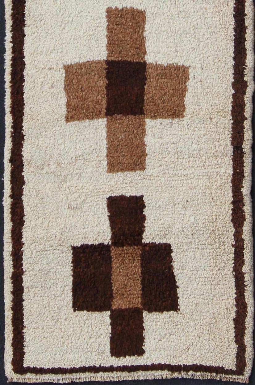 Turkish Tulu vintage runner in dark brown tones with Tribal Medallion design, rug EN - 176279, country of origin / type: Turkey / Tulu, circa 1960. Keivan Woven Arts This unique Turkish Tulu runner features a minimal, modern vertical design of cr... - Keivan Woven ArtsEN - 176279 - 10986Rug