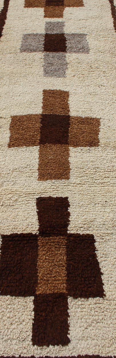 Turkish Tulu vintage runner in dark brown tones with Tribal Medallion design, rug EN - 176279, country of origin / type: Turkey / Tulu, circa 1960. Keivan Woven Arts This unique Turkish Tulu runner features a minimal, modern vertical design of cr... - Keivan Woven ArtsEN - 176279 - 10986Rug