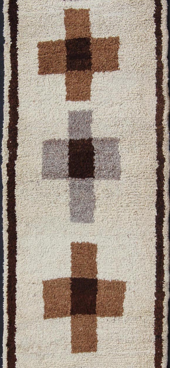Turkish Tulu vintage runner in dark brown tones with Tribal Medallion design, rug EN - 176279, country of origin / type: Turkey / Tulu, circa 1960. Keivan Woven Arts This unique Turkish Tulu runner features a minimal, modern vertical design of cr... - Keivan Woven ArtsEN - 176279 - 10986Rug