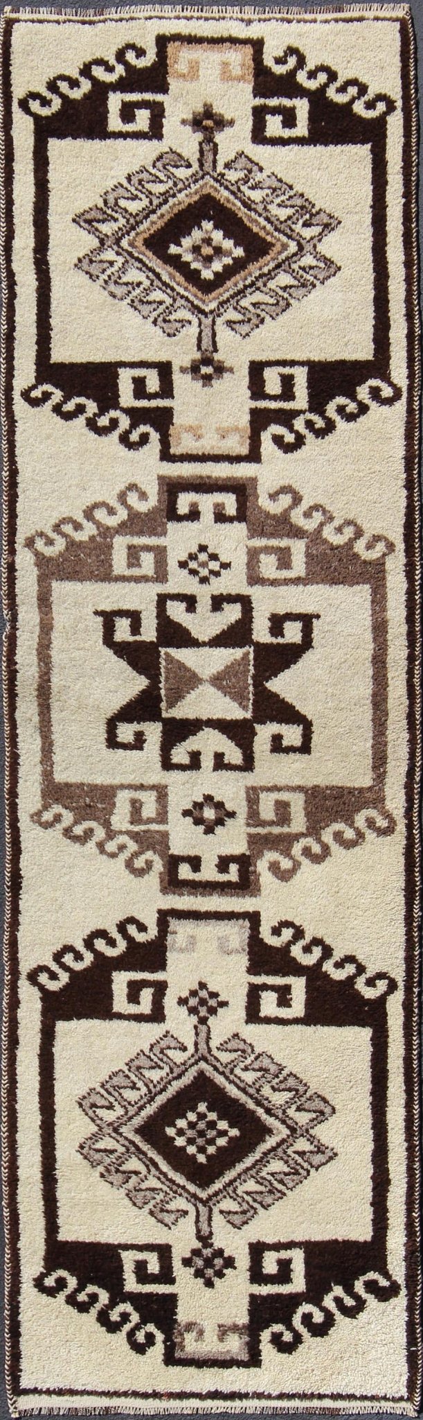 Turkish Tulu vintage runner in dark brown tones with tribal medallion design, rug en - 176280, country of origin / type: Turkey / Tulu, circa 1960 This unique Turkish Tulu runner features a bold vertical design of tribal motifs set atop a cream - co... - Keivan Woven ArtsEN - 176280 - 10832Rug