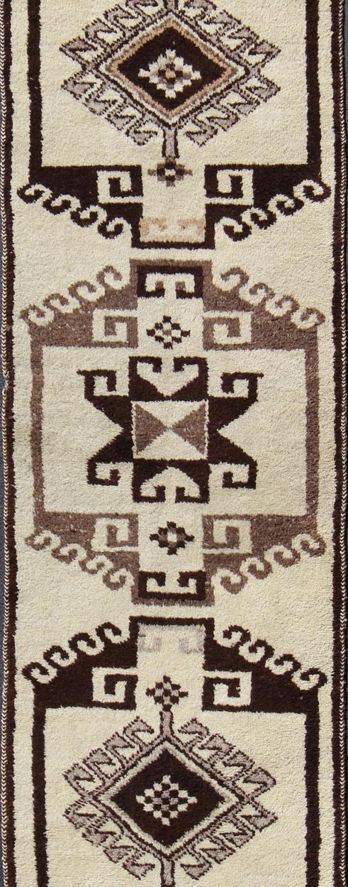 Turkish Tulu vintage runner in dark brown tones with tribal medallion design, rug en - 176280, country of origin / type: Turkey / Tulu, circa 1960 This unique Turkish Tulu runner features a bold vertical design of tribal motifs set atop a cream - co... - Keivan Woven ArtsEN - 176280 - 10832Rug