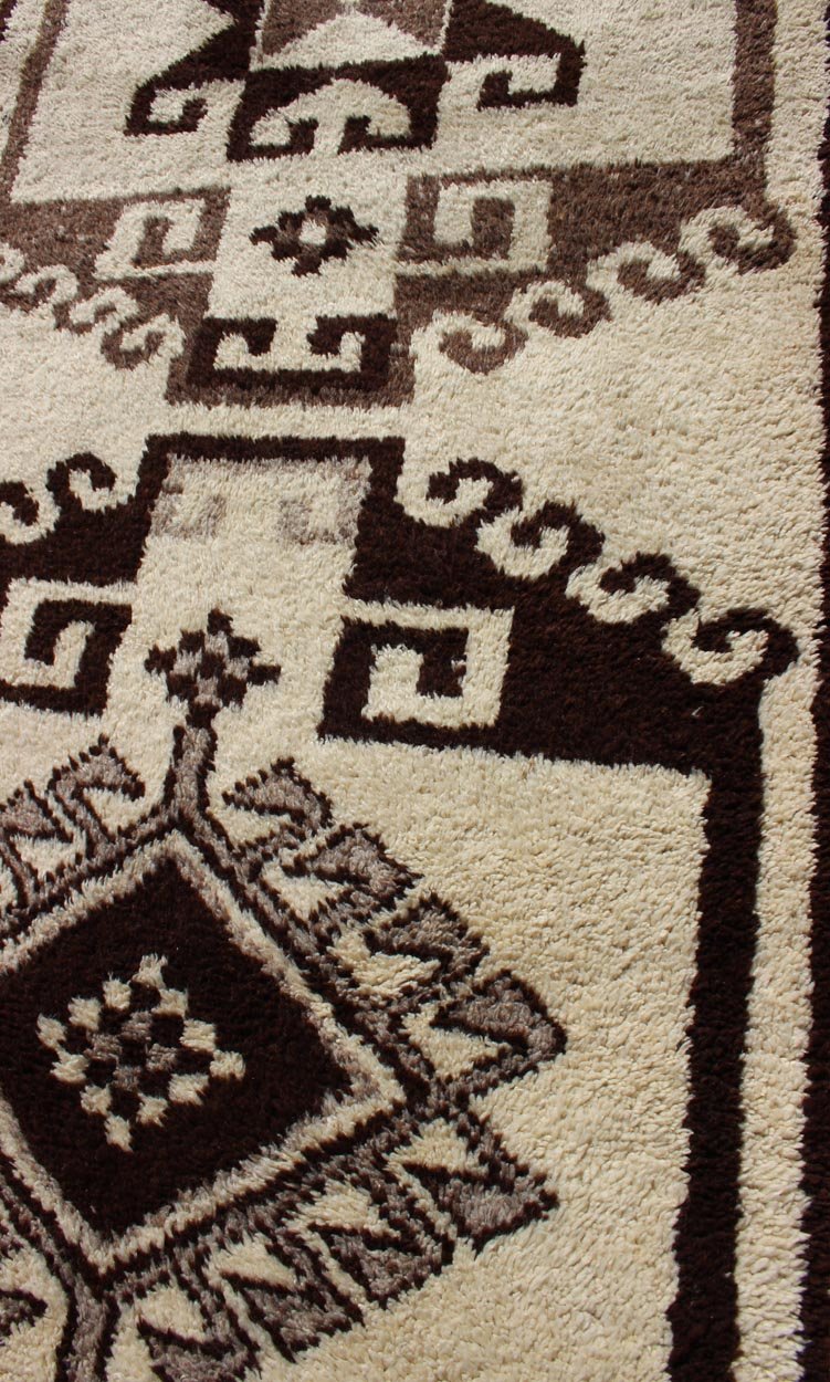 Turkish Tulu vintage runner in dark brown tones with tribal medallion design, rug en - 176280, country of origin / type: Turkey / Tulu, circa 1960 This unique Turkish Tulu runner features a bold vertical design of tribal motifs set atop a cream - co... - Keivan Woven ArtsEN - 176280 - 10832Rug