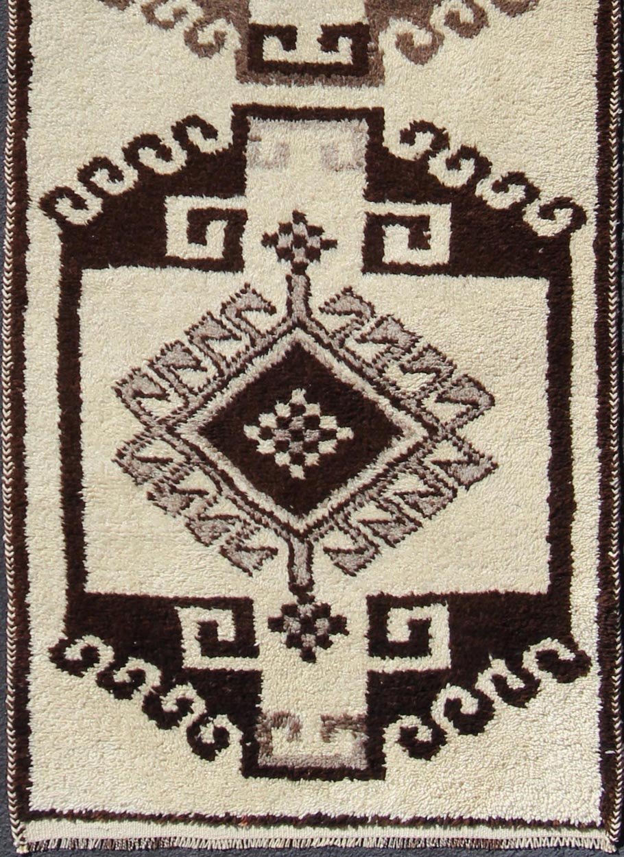Turkish Tulu vintage runner in dark brown tones with tribal medallion design, rug en - 176280, country of origin / type: Turkey / Tulu, circa 1960 This unique Turkish Tulu runner features a bold vertical design of tribal motifs set atop a cream - co... - Keivan Woven ArtsEN - 176280 - 10832Rug