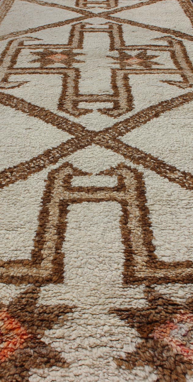 Brown, tan, and cream Tulu vintage runner from Turkey with graphic design, rug en - 176284, country of origin or type: Turkey or Tulu, circa 1960 This unique Turkish Tulu runner features a graphic vertical design set atop a cream - colored field. Th... - Keivan Woven ArtsEN - 176284 - 10990Rug