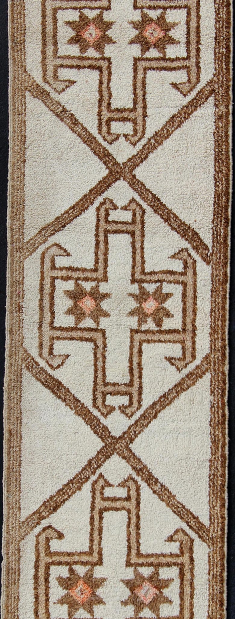 Brown, tan, and cream Tulu vintage runner from Turkey with graphic design, rug en - 176284, country of origin or type: Turkey or Tulu, circa 1960 This unique Turkish Tulu runner features a graphic vertical design set atop a cream - colored field. Th... - Keivan Woven ArtsEN - 176284 - 10990Rug