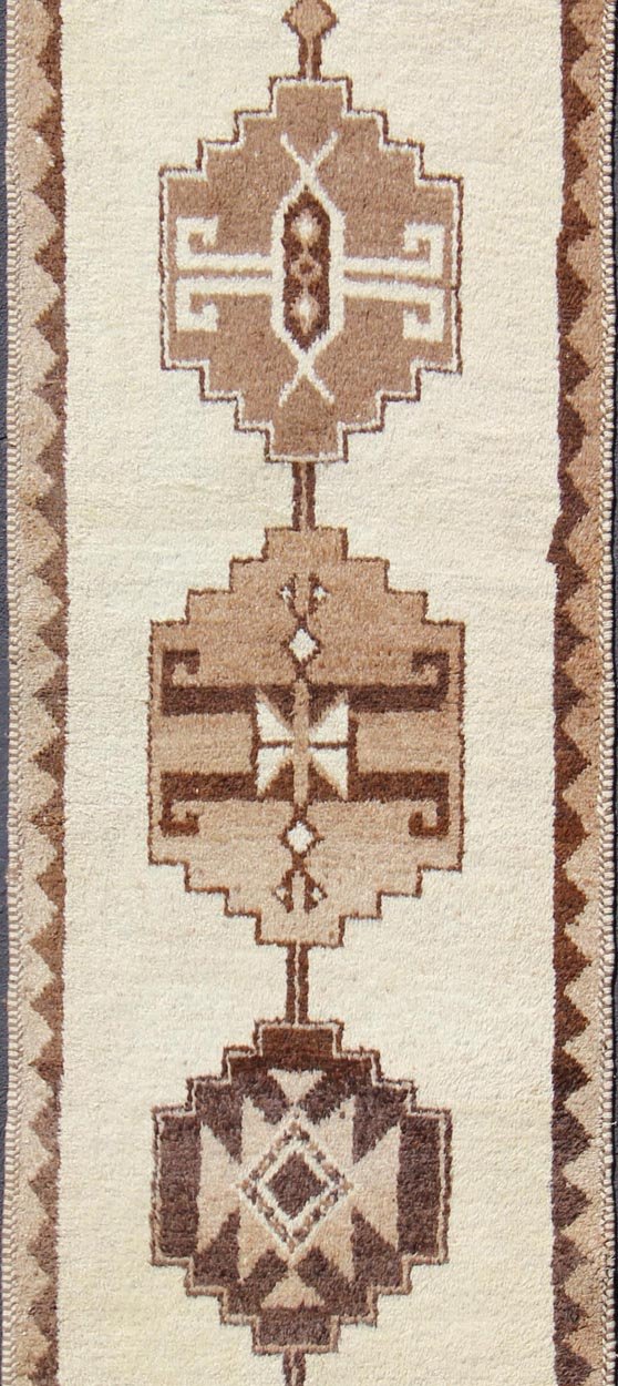 Keivan Woven Arts, En - 176285 Vintage Turkish Tulu Runner Rug With Tribal Motifs in Shades of Brown and Cream. Turkish Tulu vintage runner in earth tones with tribal medallion design, rug en - 176285, country of origin / type: turkey / Tulu, circa 1960 ... - Keivan Woven ArtsEN - 176285 - 10836Rug