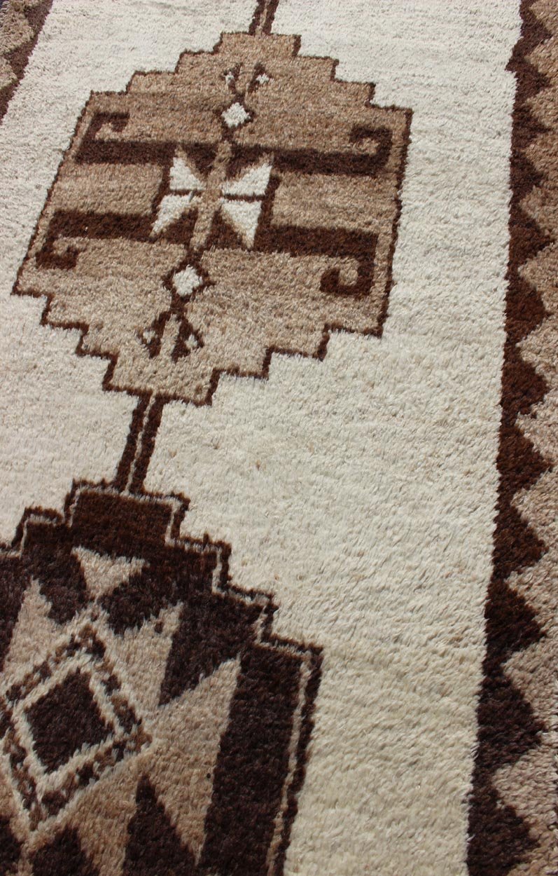 Keivan Woven Arts, En - 176285 Vintage Turkish Tulu Runner Rug With Tribal Motifs in Shades of Brown and Cream. Turkish Tulu vintage runner in earth tones with tribal medallion design, rug en - 176285, country of origin / type: turkey / Tulu, circa 1960 ... - Keivan Woven ArtsEN - 176285 - 10836Rug