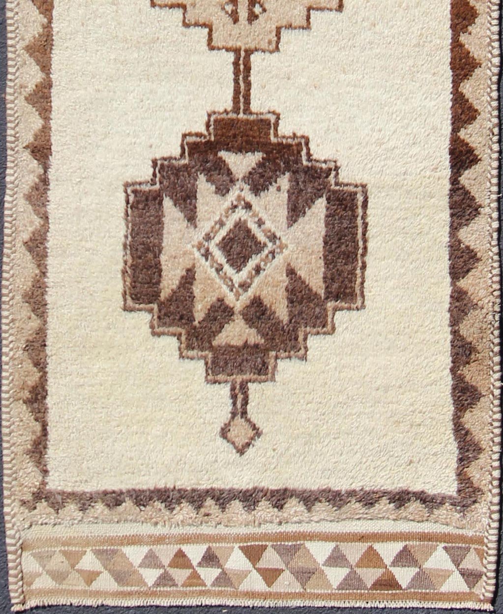 Keivan Woven Arts, En - 176285 Vintage Turkish Tulu Runner Rug With Tribal Motifs in Shades of Brown and Cream. Turkish Tulu vintage runner in earth tones with tribal medallion design, rug en - 176285, country of origin / type: turkey / Tulu, circa 1960 ... - Keivan Woven ArtsEN - 176285 - 10836Rug