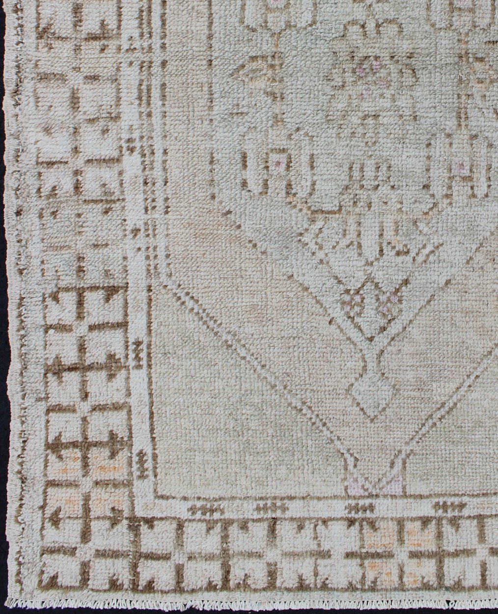 Oushak Vintage Rug from Turkey with Layered Medallion in Tan & Taupe Shades of browns, tan's, and taupe's Oushak vintage rug from Turkey with layered medallion, Keivan Woven Arts / rug/EN - 176367, country of origin / type: Turkey / Oushak, circa ... - Keivan Woven ArtsEN - 176367 - 10257Rug
