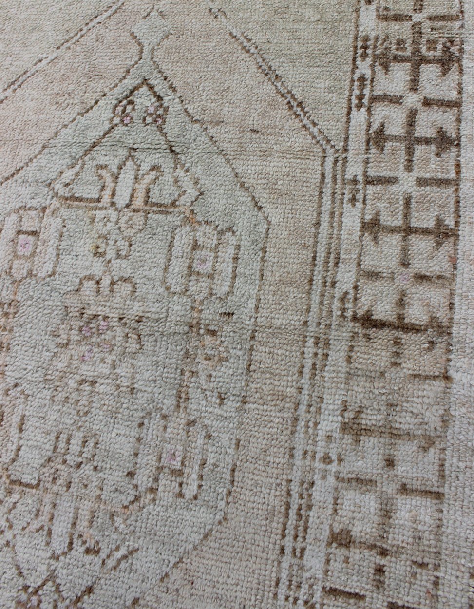 Oushak Vintage Rug from Turkey with Layered Medallion in Tan & Taupe Shades of browns, tan's, and taupe's Oushak vintage rug from Turkey with layered medallion, Keivan Woven Arts / rug/EN - 176367, country of origin / type: Turkey / Oushak, circa ... - Keivan Woven ArtsEN - 176367 - 10257Rug