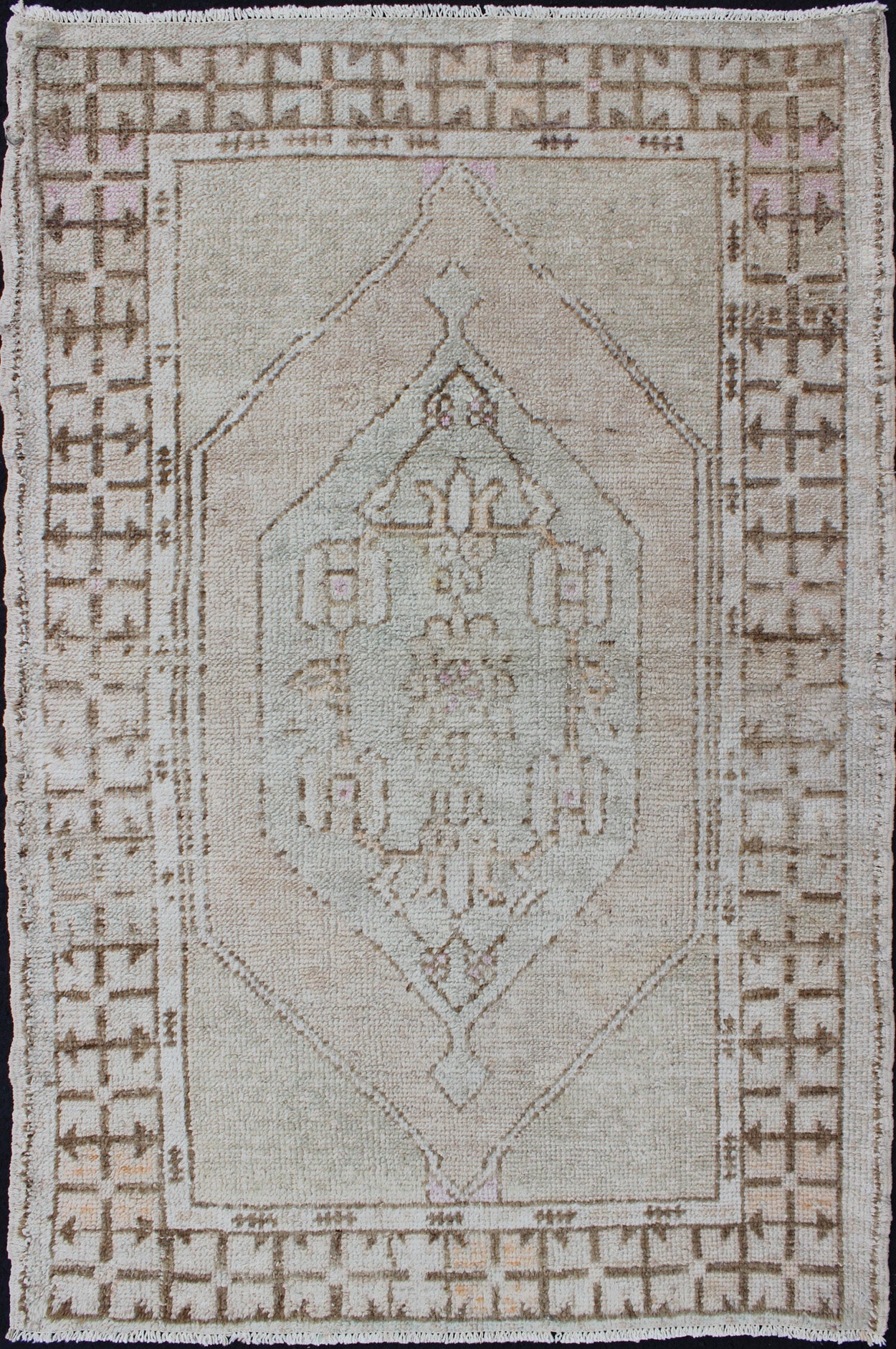 Oushak Vintage Rug from Turkey with Layered Medallion in Tan & Taupe Shades of browns, tan's, and taupe's Oushak vintage rug from Turkey with layered medallion, Keivan Woven Arts / rug/EN - 176367, country of origin / type: Turkey / Oushak, circa ... - Keivan Woven ArtsEN - 176367 - 10257Rug