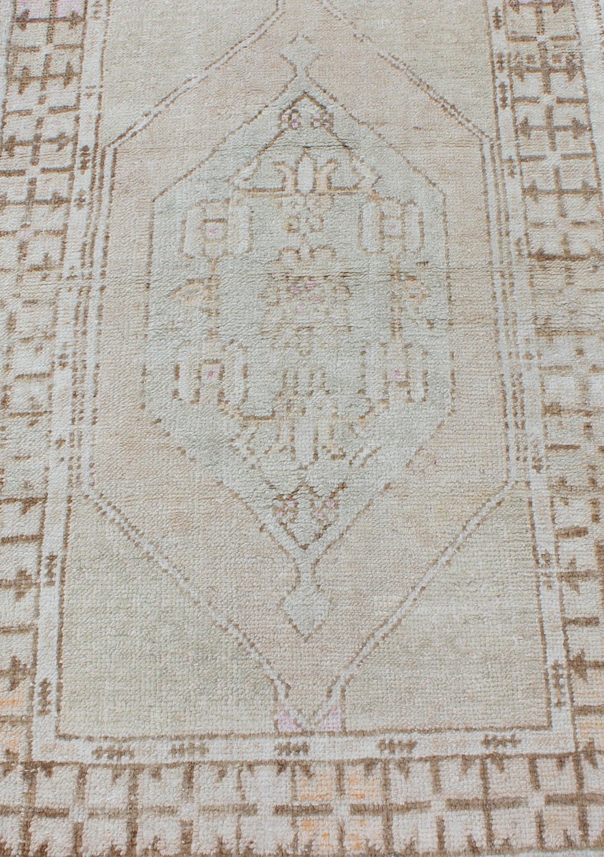 Oushak Vintage Rug from Turkey with Layered Medallion in Tan & Taupe Shades of browns, tan's, and taupe's Oushak vintage rug from Turkey with layered medallion, Keivan Woven Arts / rug/EN - 176367, country of origin / type: Turkey / Oushak, circa ... - Keivan Woven ArtsEN - 176367 - 10257Rug