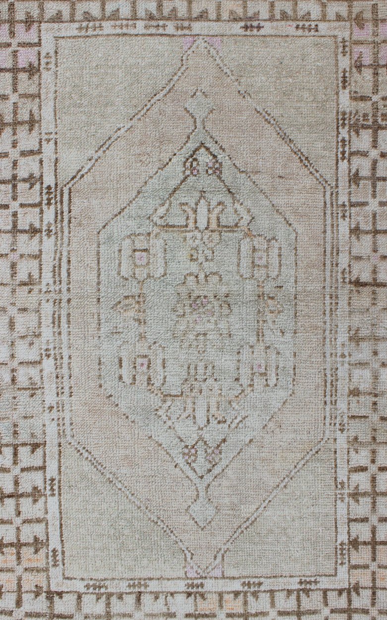 Oushak Vintage Rug from Turkey with Layered Medallion in Tan & Taupe Shades of browns, tan's, and taupe's Oushak vintage rug from Turkey with layered medallion, Keivan Woven Arts / rug/EN - 176367, country of origin / type: Turkey / Oushak, circa ... - Keivan Woven ArtsEN - 176367 - 10257Rug