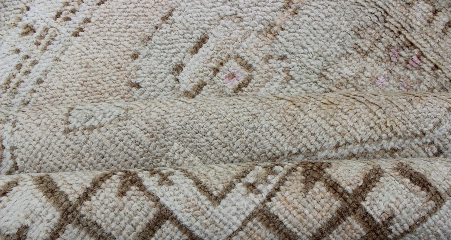 Oushak Vintage Rug from Turkey with Layered Medallion in Tan & Taupe Shades of browns, tan's, and taupe's Oushak vintage rug from Turkey with layered medallion, Keivan Woven Arts / rug/EN - 176367, country of origin / type: Turkey / Oushak, circa ... - Keivan Woven ArtsEN - 176367 - 10257Rug