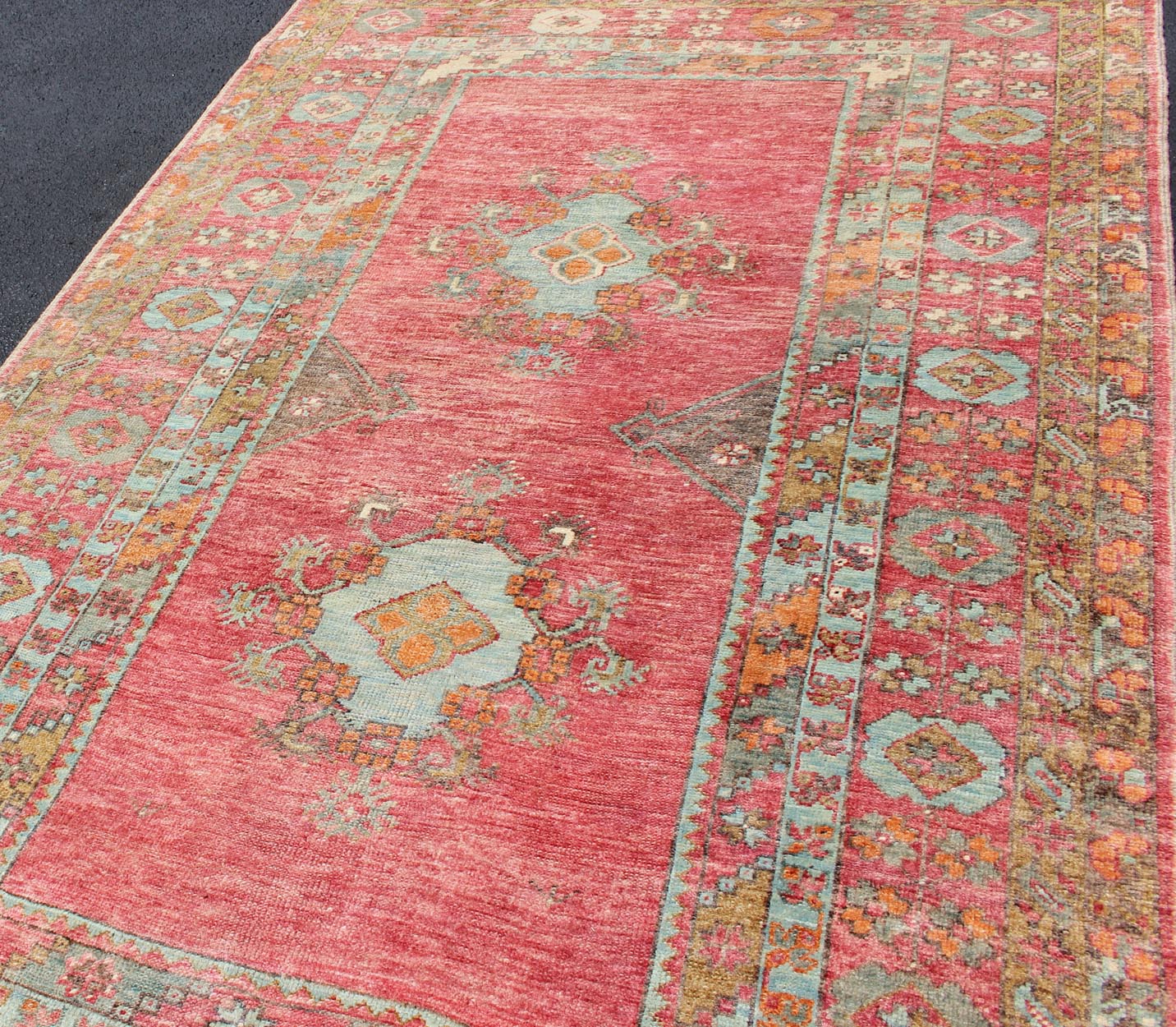 Antique Oushak with Coral Pink, Orange, Gray, Taupe Light Brown & Light Blue kwarugs Vibrant Medallion design Turkish antique rug, rug en - 176416, country of origin / type: Turkey / Oushak, circa 1930 Antique Oushak with coral pink, orange, g... - Keivan Woven ArtsEN - 176416 - 11441Rug