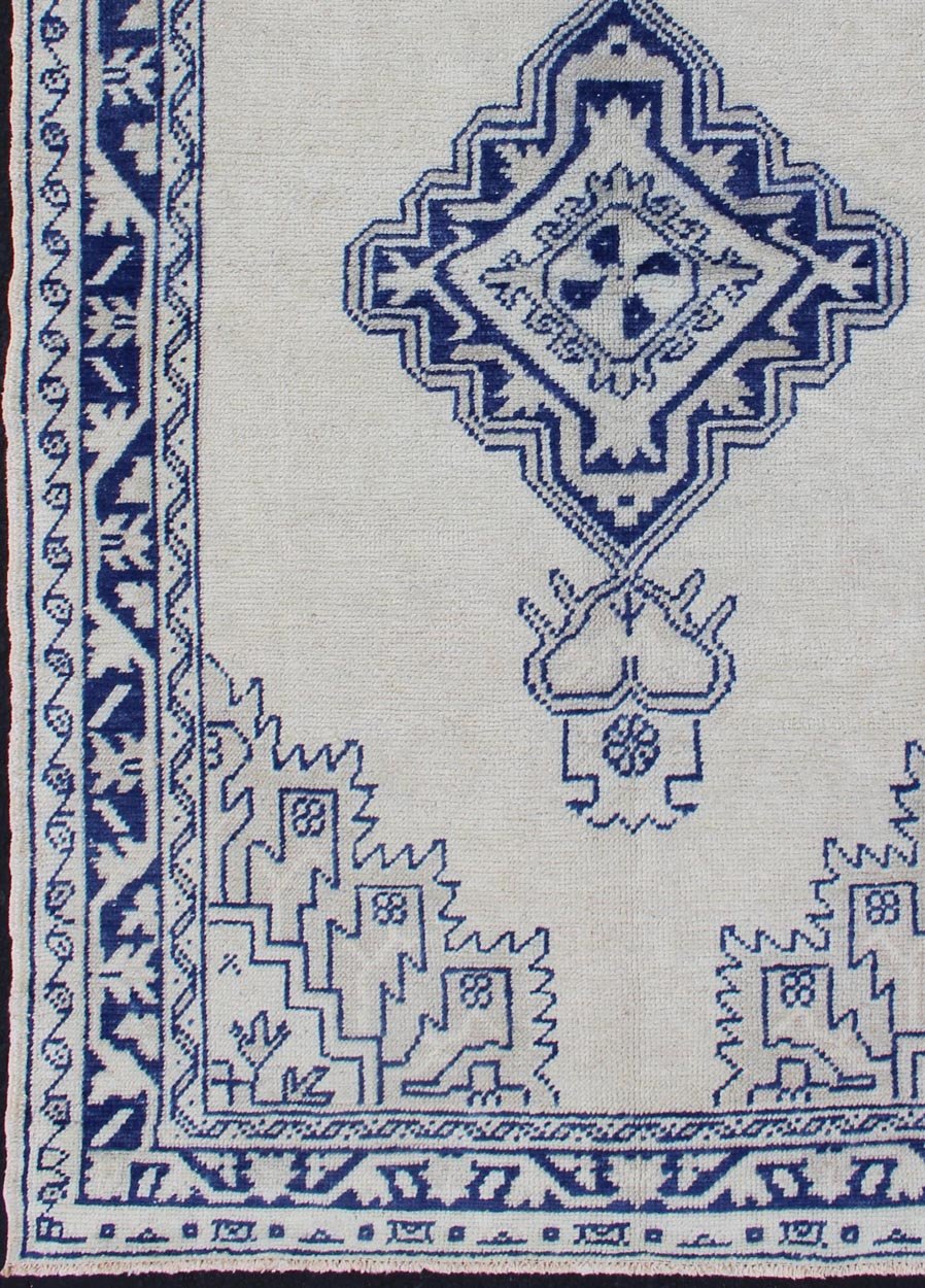 Keivan Woven Arts, Turkish Oushak Antique Carpet with Tribal Medallion Design, rug en - 176500, country of origin / type: Turkey / Oushak, circa 1930 This regal Oushak rug from Turkey features a medallion design rendered in deep blue set atop a cr... - Keivan Woven ArtsEN - 176500 - 11235Rug