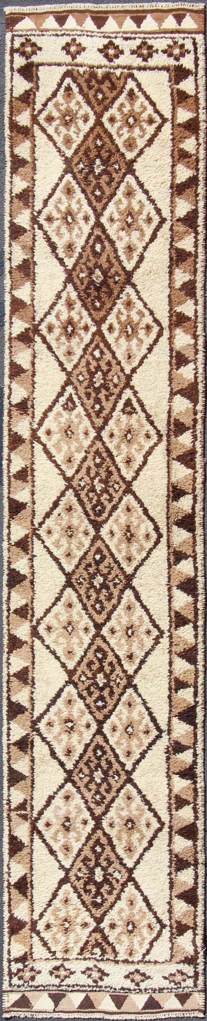 Brown and cream colored tribal Medallion design Kilim Turkish vintage runner, rug en - 176528, country of origin / type: Turkey / Kilim, circa 1960. This unique Turkish Kilim runner features a graphic vertical design of interconnected medallion mo... - Keivan Woven ArtsEN - 176528 - 10844Rug