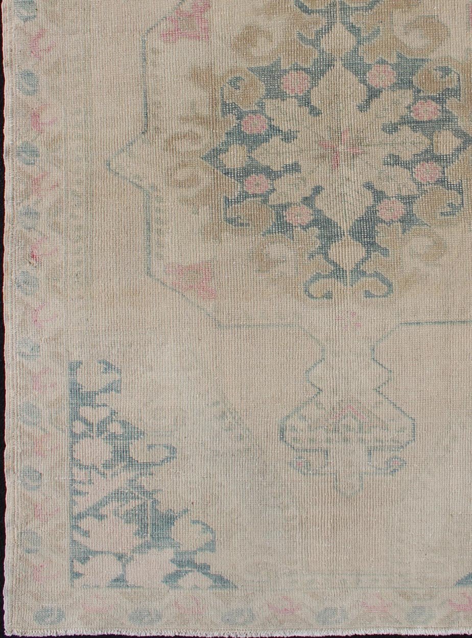 Faded Turkish Oushak Rug From Turkey With Blossom Medallion Vintage Oushak Rug from Turkey with Medallion Design, rug EN - 176554, country of origin / type: Turkey / Oushak, circa 1950 This vintage Turkish Oushak rug features a singular blo... - Keivan Woven ArtsEN - 176554 - 10662Rug