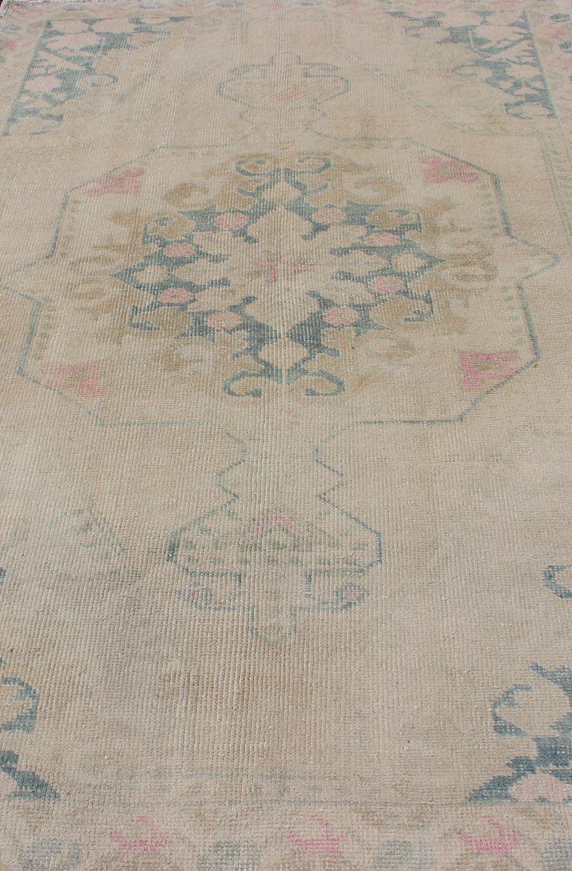 Faded Turkish Oushak Rug From Turkey With Blossom Medallion Vintage Oushak Rug from Turkey with Medallion Design, rug EN - 176554, country of origin / type: Turkey / Oushak, circa 1950 This vintage Turkish Oushak rug features a singular blo... - Keivan Woven ArtsEN - 176554 - 10662Rug