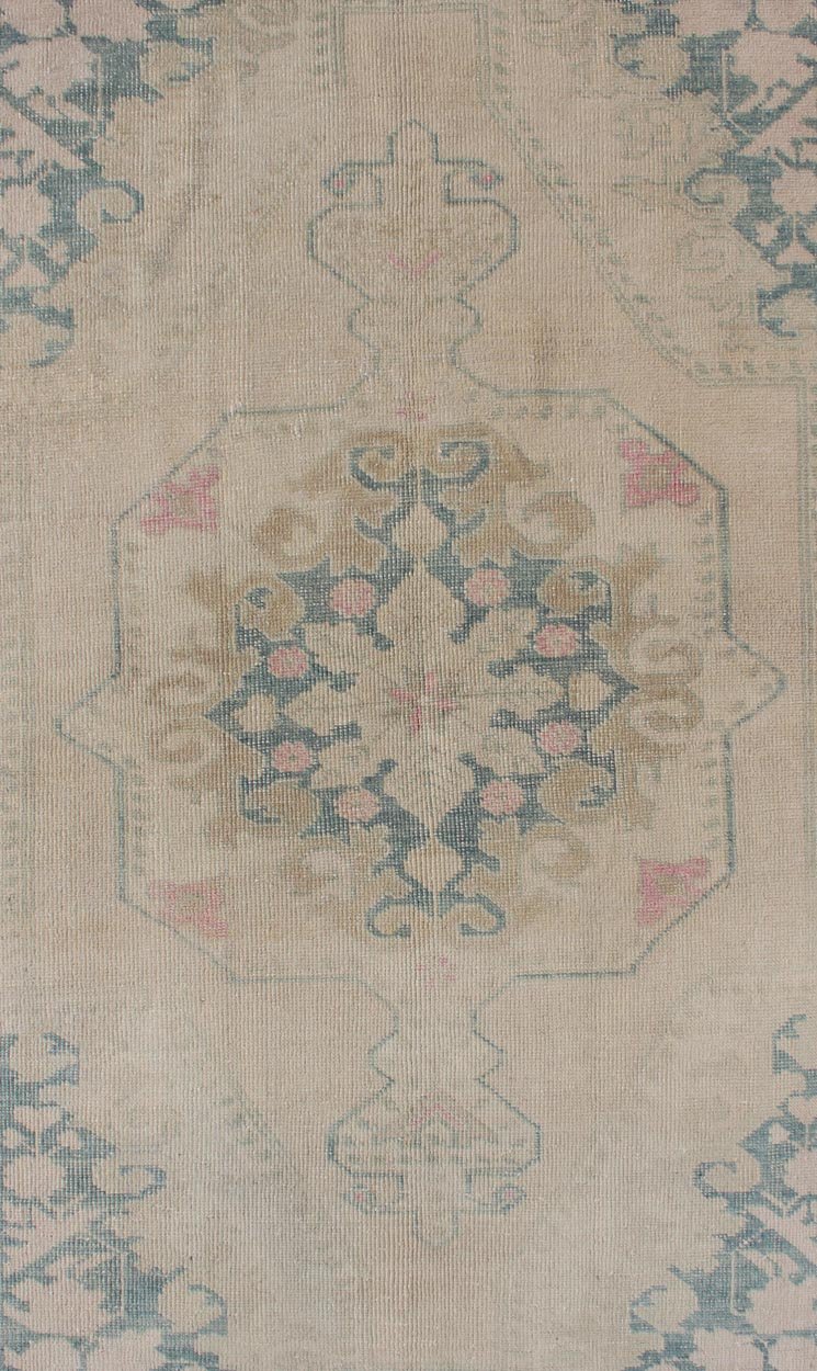 Faded Turkish Oushak Rug From Turkey With Blossom Medallion Vintage Oushak Rug from Turkey with Medallion Design, rug EN - 176554, country of origin / type: Turkey / Oushak, circa 1950 This vintage Turkish Oushak rug features a singular blo... - Keivan Woven ArtsEN - 176554 - 10662Rug