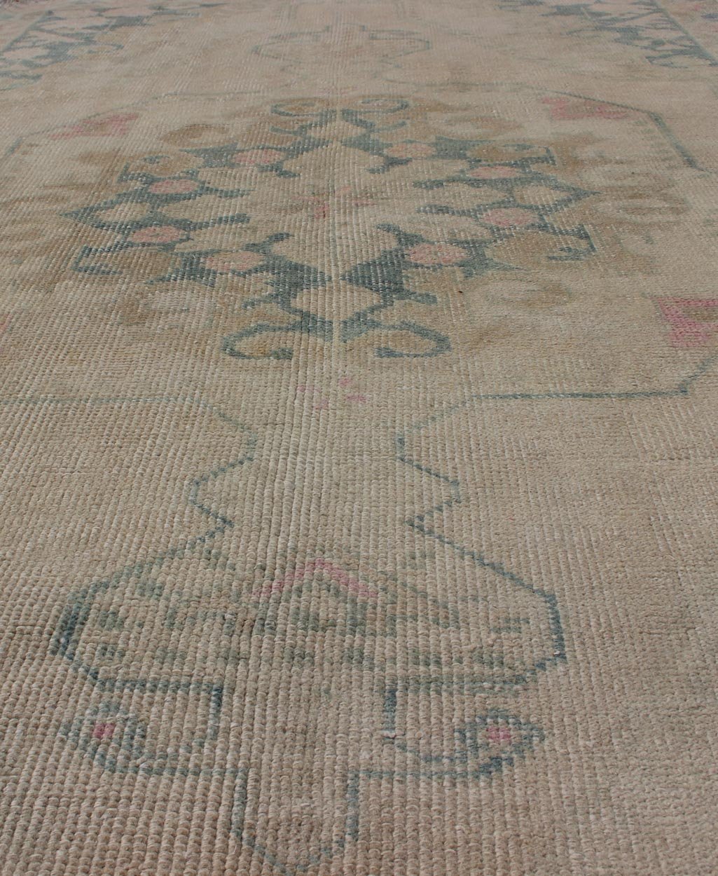 Faded Turkish Oushak Rug From Turkey With Blossom Medallion Vintage Oushak Rug from Turkey with Medallion Design, rug EN - 176554, country of origin / type: Turkey / Oushak, circa 1950 This vintage Turkish Oushak rug features a singular blo... - Keivan Woven ArtsEN - 176554 - 10662Rug