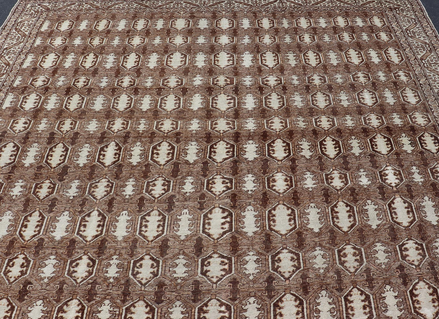 Antique Turkish Rug with Organic Motifs in Brown and Earth Tone Colors kwarugs Turkish antique carpet from Turkey with sub - geometric pattern in shades of brown, rug en - 176556, country of origin / type: Turkey / Oushak, circa 1910 Antique Tur... - Keivan Woven ArtsEN - 176556 - 11243Rug