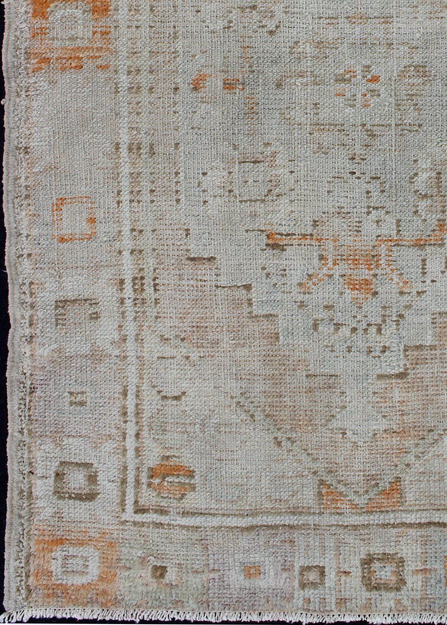 Vintage Turkish Oushak Carpet With Beautiful Floral Motifs in Tan, Camel, Orange Vintage Turkish Oushak carpet with beautiful floral motifs in tan, camel and orange, Keivan Woven Arts / rug EN - 176586, country of origin / type: Turkey / Oushak, ... - Keivan Woven ArtsEN - 176586 - 10267Rug