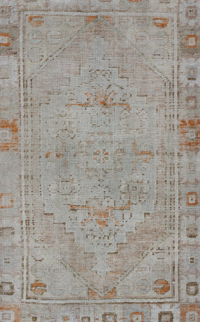 Vintage Turkish Oushak Carpet With Beautiful Floral Motifs in Tan, Camel, Orange Vintage Turkish Oushak carpet with beautiful floral motifs in tan, camel and orange, Keivan Woven Arts / rug EN - 176586, country of origin / type: Turkey / Oushak, ... - Keivan Woven ArtsEN - 176586 - 10267Rug