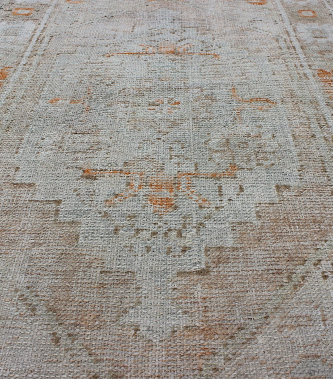 Vintage Turkish Oushak Carpet With Beautiful Floral Motifs in Tan, Camel, Orange Vintage Turkish Oushak carpet with beautiful floral motifs in tan, camel and orange, Keivan Woven Arts / rug EN - 176586, country of origin / type: Turkey / Oushak, ... - Keivan Woven ArtsEN - 176586 - 10267Rug