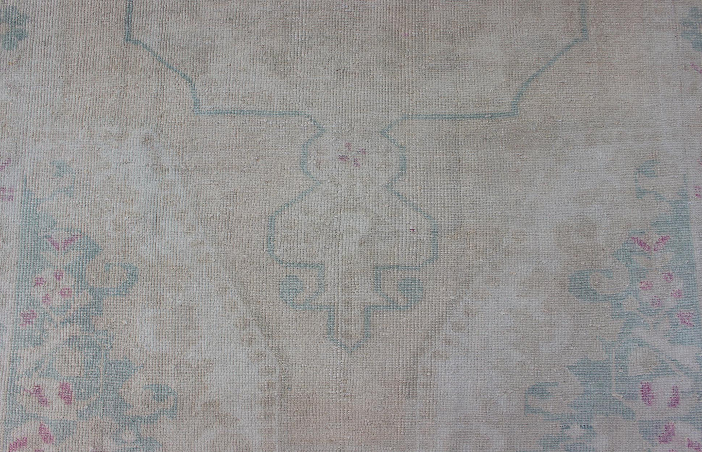 Hand Knotted Turkish Vintage Oushak Rug with Floral Medallion Design Measures: 4'5 x 7'1 Vintage Oushakcarpet with stylized botanical medallion design, Keivan Woven Arts / rug EN - 176588, country of origin / type: Turkey / Oushak, circa ... - Keivan Woven ArtsEN - 176588 - 10698Rug