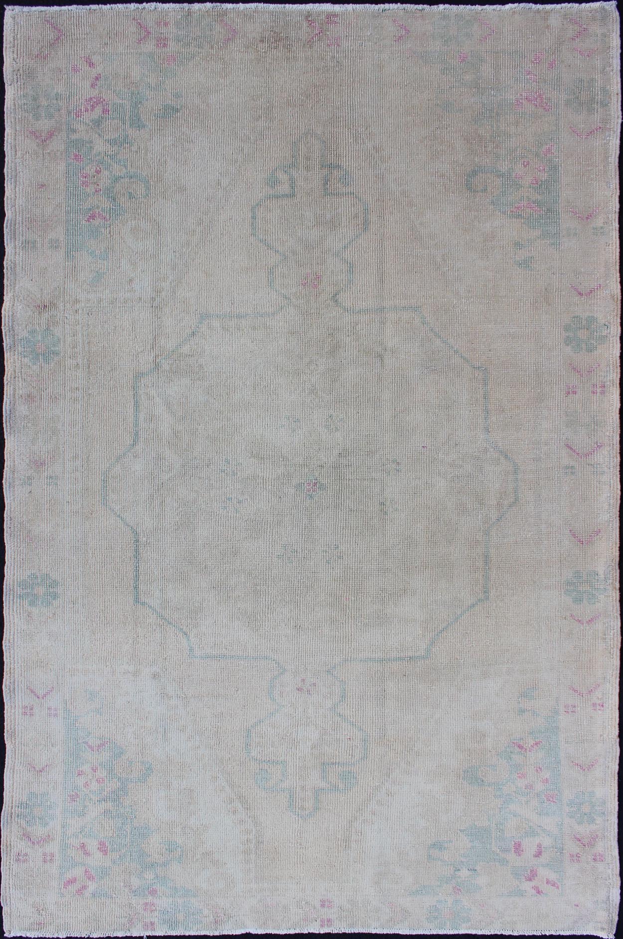 Hand Knotted Turkish Vintage Oushak Rug with Floral Medallion Design Measures: 4'5 x 7'1 Vintage Oushakcarpet with stylized botanical medallion design, Keivan Woven Arts / rug EN - 176588, country of origin / type: Turkey / Oushak, circa ... - Keivan Woven ArtsEN - 176588 - 10698Rug