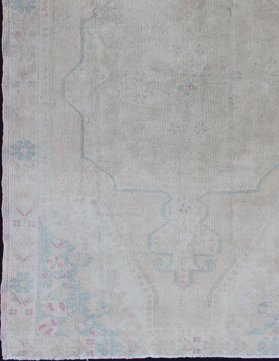 Hand Knotted Turkish Vintage Oushak Rug with Floral Medallion Design Measures: 4'5 x 7'1 Vintage Oushakcarpet with stylized botanical medallion design, Keivan Woven Arts / rug EN - 176588, country of origin / type: Turkey / Oushak, circa ... - Keivan Woven ArtsEN - 176588 - 10698Rug