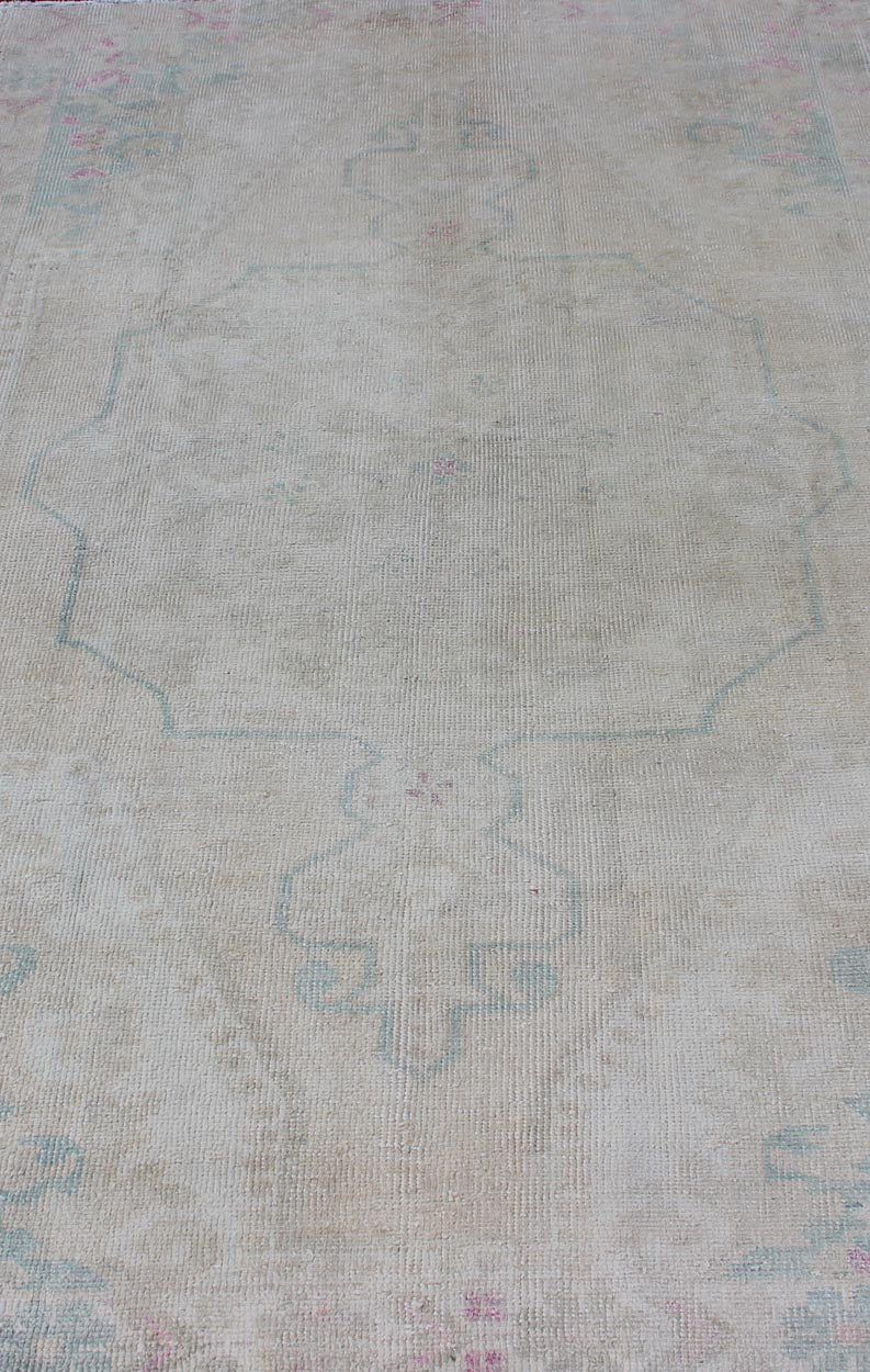 Hand Knotted Turkish Vintage Oushak Rug with Floral Medallion Design Measures: 4'5 x 7'1 Vintage Oushakcarpet with stylized botanical medallion design, Keivan Woven Arts / rug EN - 176588, country of origin / type: Turkey / Oushak, circa ... - Keivan Woven ArtsEN - 176588 - 10698Rug